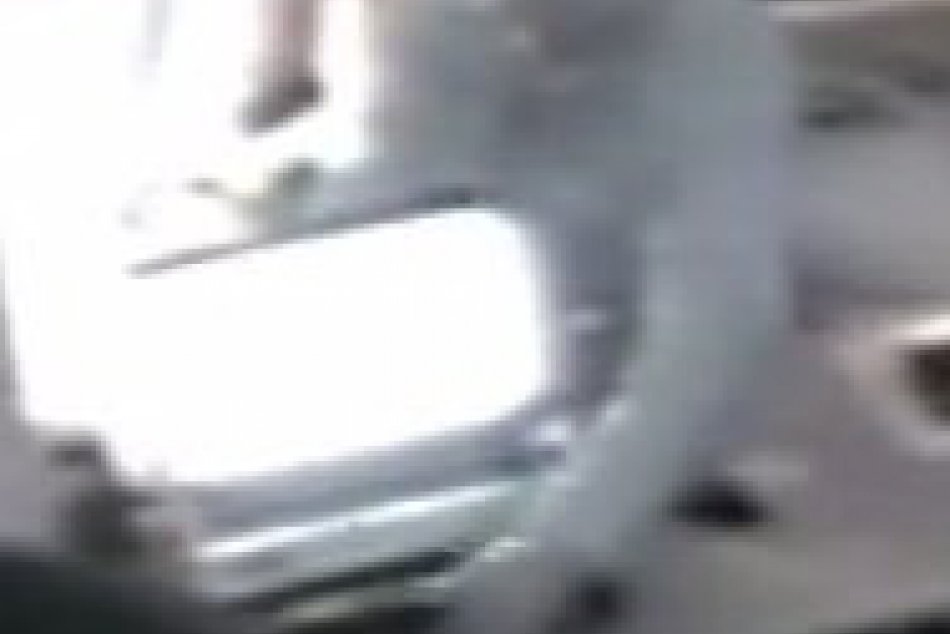 Polícia žiada verejnosť o pomoc pri stotožnení osôb na fotkách