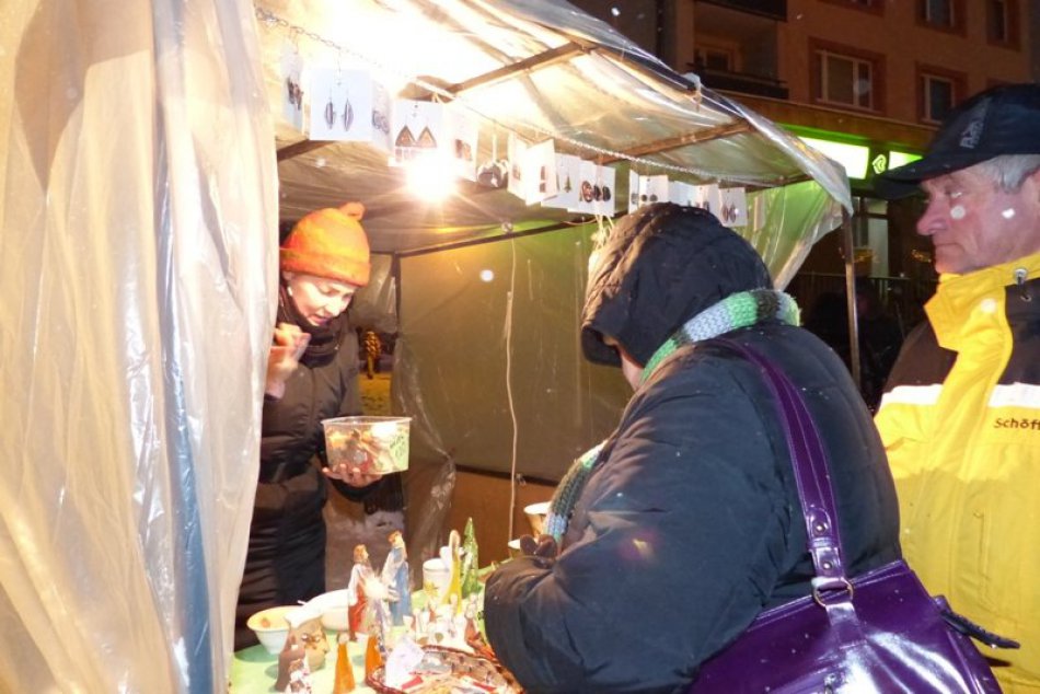 Vianočný jarmok má opäť úspech. Prilákal tisícky ľudí zo širokého okolia