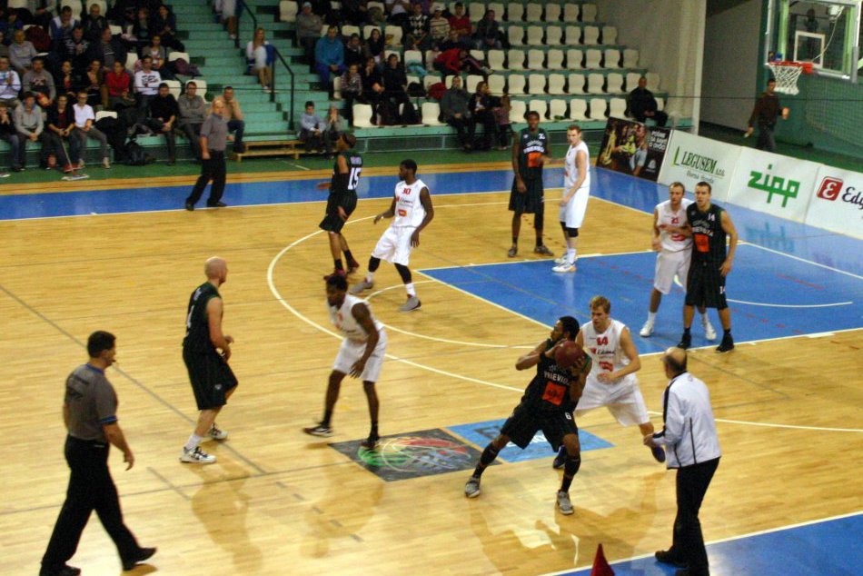 EDYMAX SPU Nitra - BC Prievidza 72:75