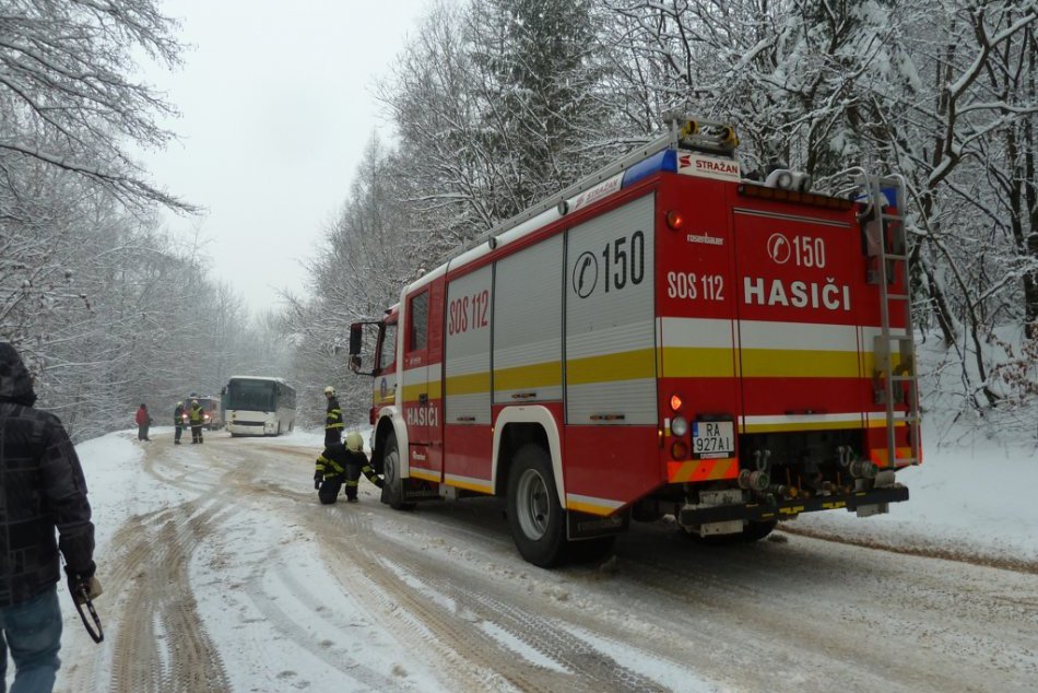Autobus v priekope