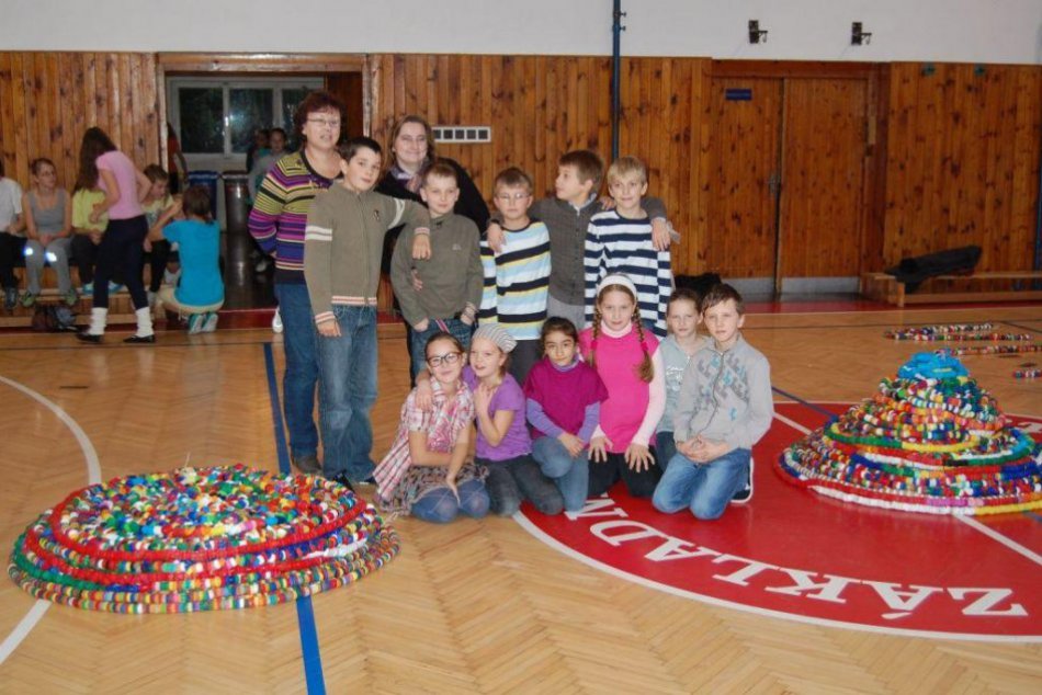 Usilovní žiaci získali paletu papiera pre svoje školy