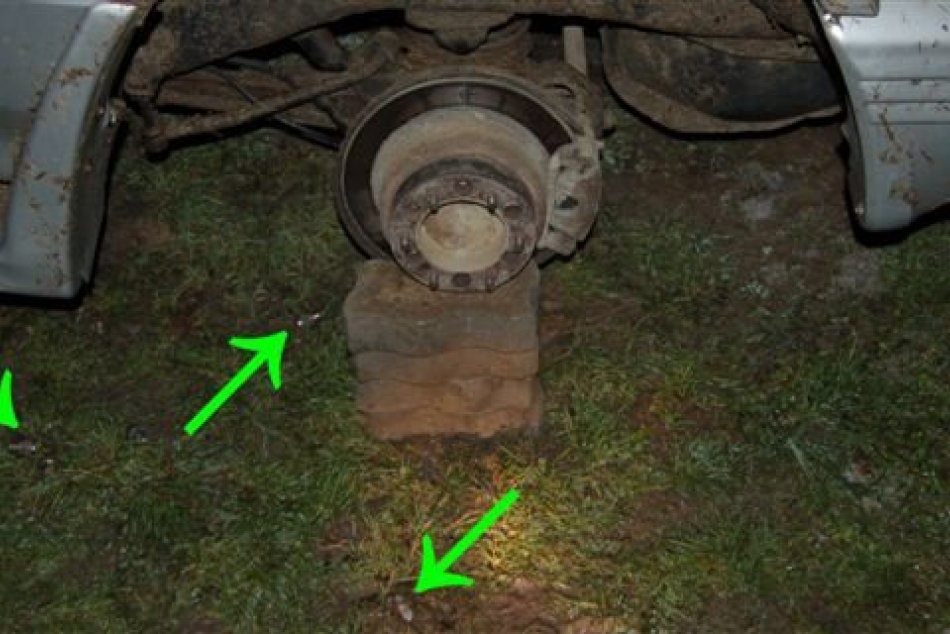 Dôkladná zlodejina: Auto zostalo bez jediného kolesa!