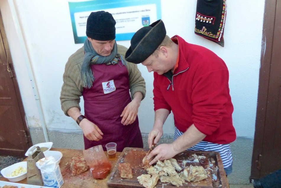 Podhorie Tatier ožíva. Turistov láka na zabíjačky aj na snežné psy