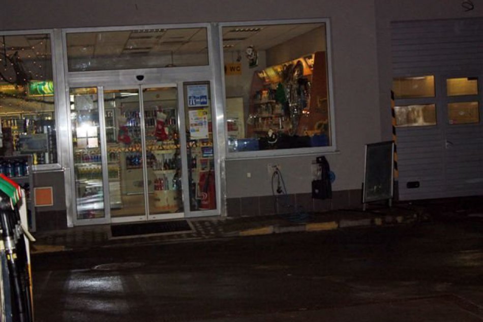 Páchateľ vtrhol na benzínku s maskou zjazvenej tváre.