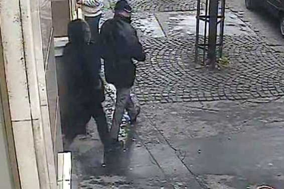 Ozbrojený prepad banky v Nitre. Polícia zverejnila zábery z kamery