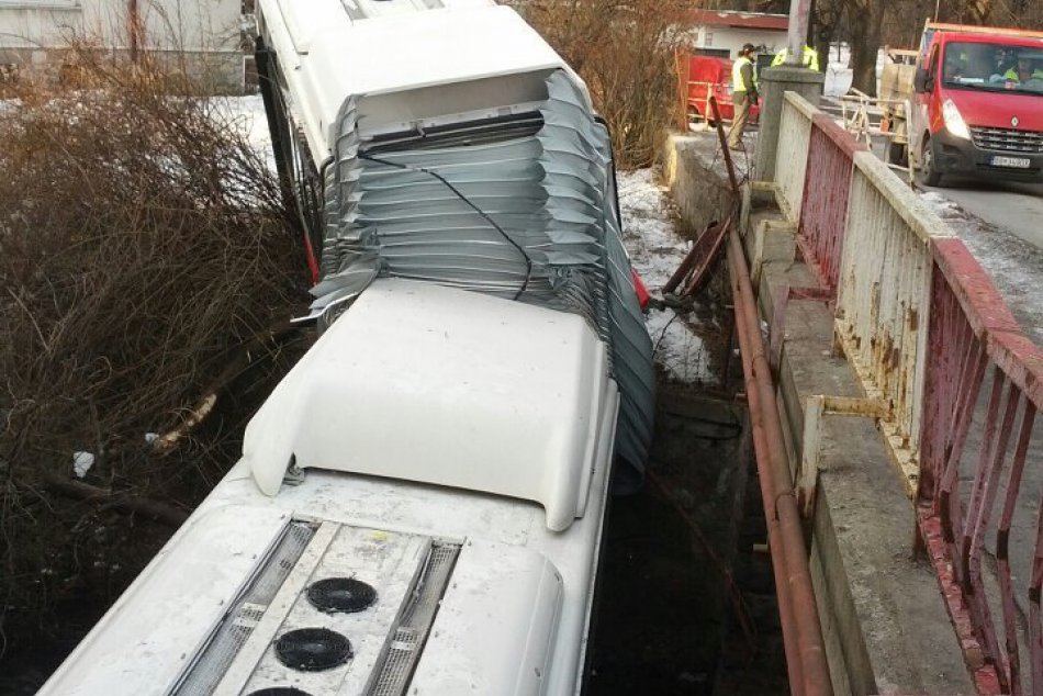 Autobus MHD sa zrútil do potoka