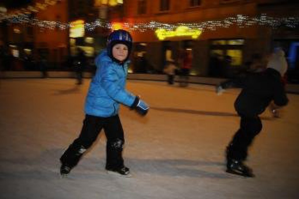 Popradčania majú o verejné korčuľovanie veľký záujem. K dispozícii maju dve ľado