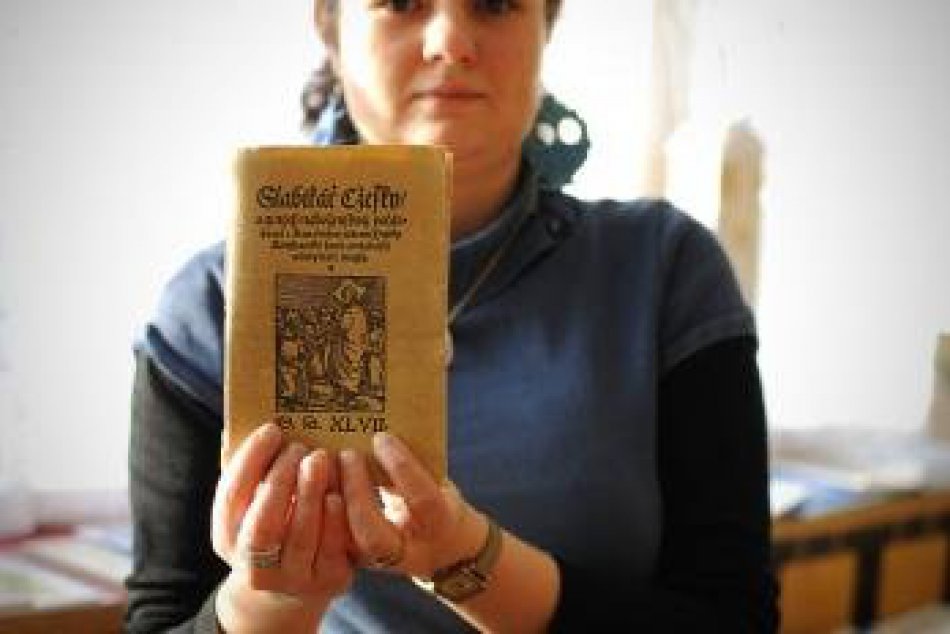 Vo Svite vystavujú šlabikáre. Jeden z nich je aj v Braillovom písme.