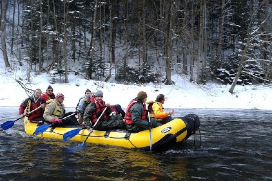 Zimný splav Dunajca: Veselá, ale aj adrenalínová plavba medzi kusmi ľadu