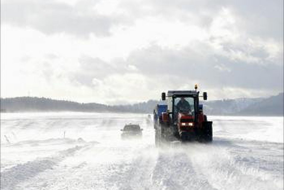 V piatok bude fúkať silný vietor. Na cestách sa tvoria snehové jazyky