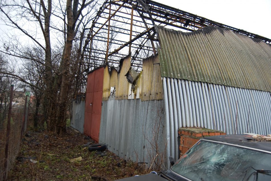 Podpálené autá v sklade zadržaných vozidiel