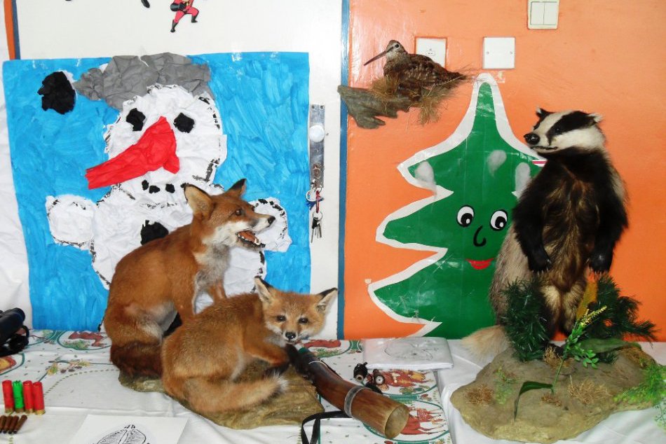 Do škôlky zavítali poľovníci, svoju úlohu splnili - Červená čiapočka žije