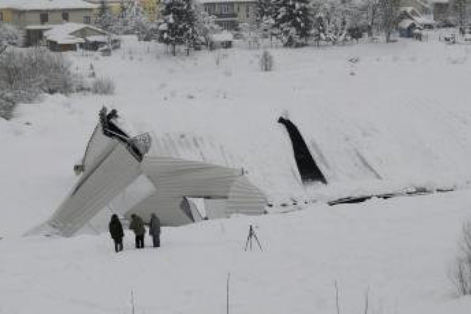 Zo zimného štadióna v Starej Ľubovni je kopa šrotu. Strecha zrejme nevydržala ná