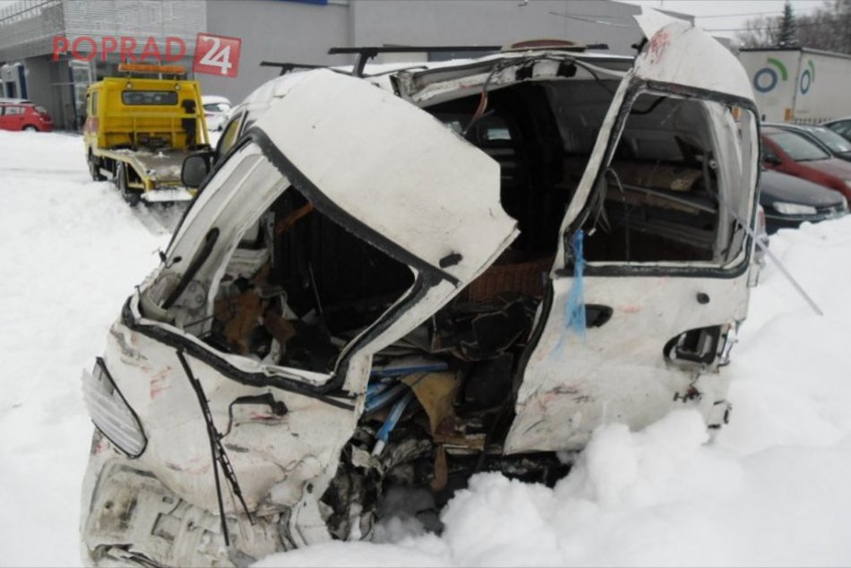 Sneh stále komplikuje vodičom život. Takto skončila po šmyku dodávka...