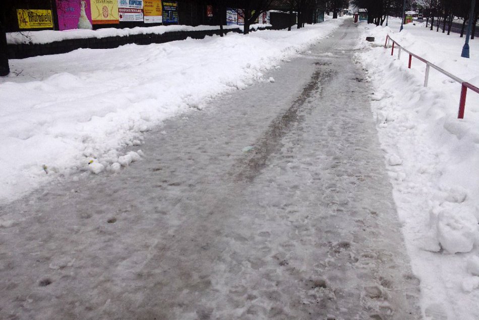 Poprad - nedeľa a pondelok - snehová kaša a stojaca voda na hlavnom chodníku