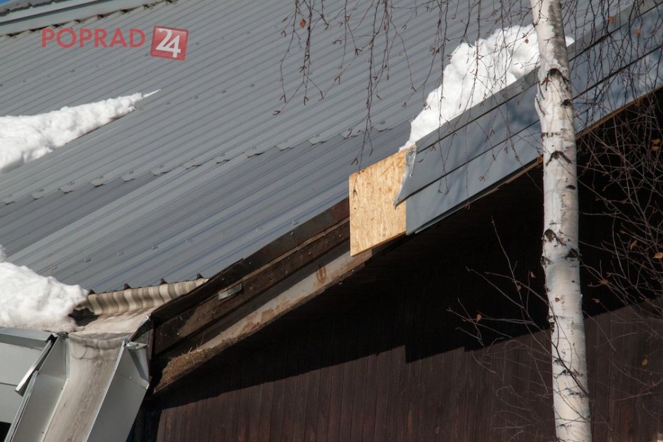 Popradský zimný štadión museli ohradiť páskou. 