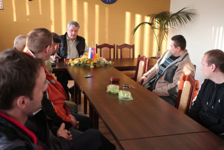 V dedine zobrali zákon do vlastných rúk. Domobranu vyzbrojili obuškami, kasermi 