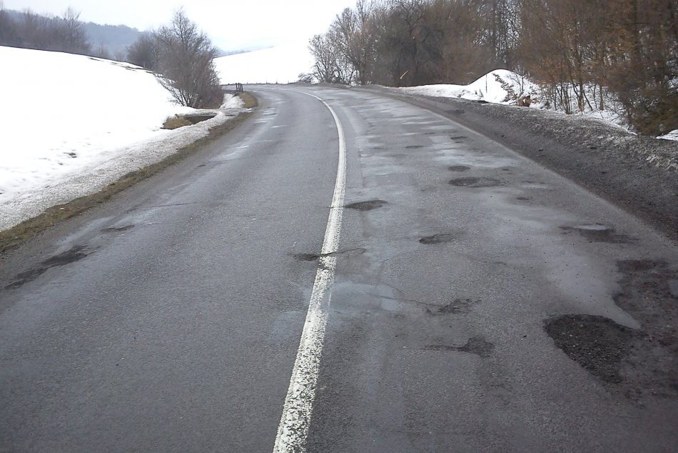 Vodiči kvôli výtlkom riskujú: Ak sa chcú vyhnúť poškodeniu auta, neboja sa poruš