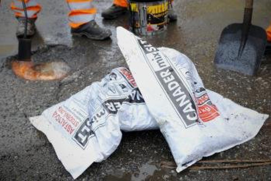 Cestári začali plátať diery na cestách. Najväčšie výtlky v Poprade pomaly miznú