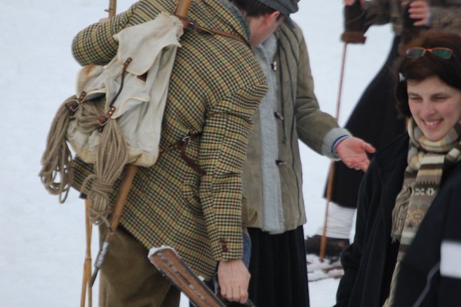 Veselo na Bukovej hore. Súťažili tam pretekári na retro lyžiach