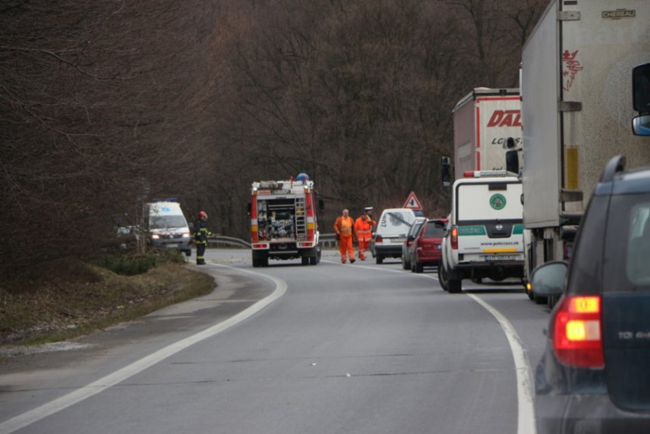 Padnutý strom zablokoval dopravu