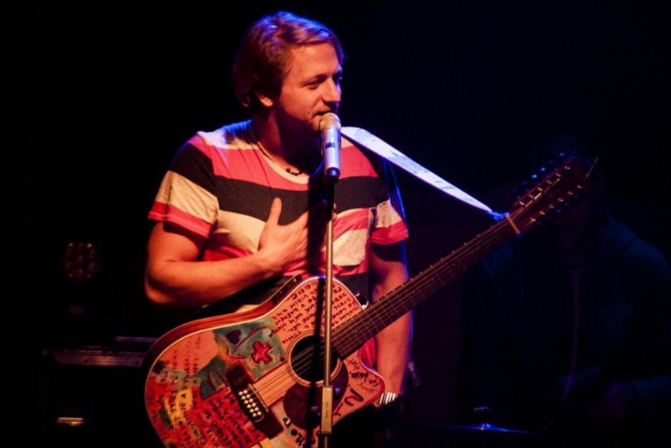 Český Zlatý slávik Tomáš Klus s kapelou na turné. Neobišli ani Poprad