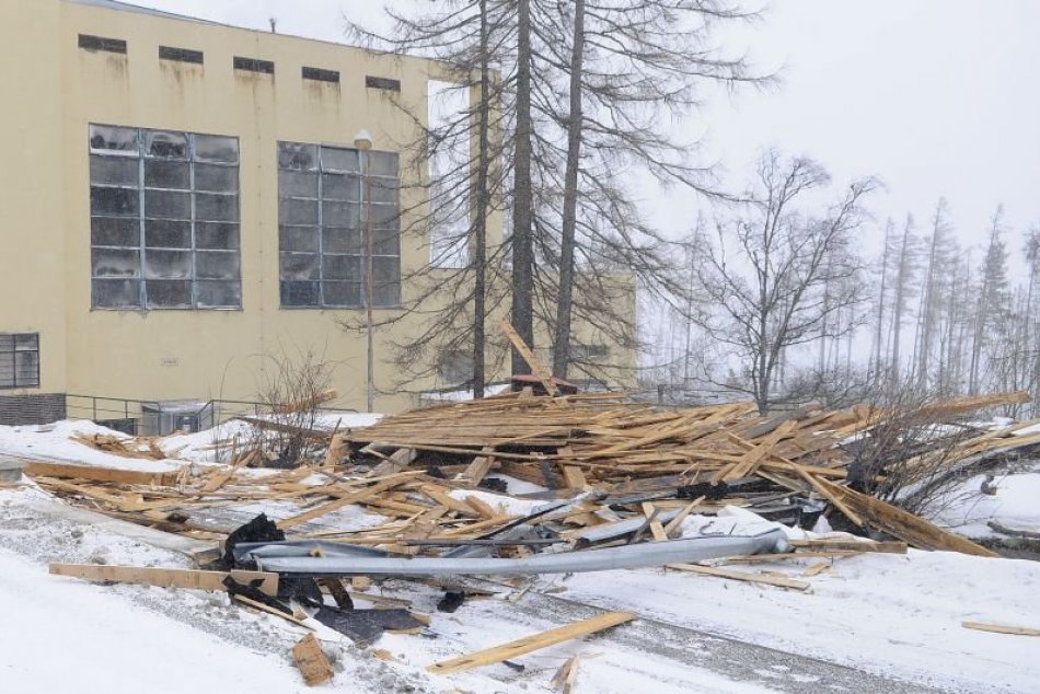 Strecha zdemolovala autá zamestnancov ústavu. Zostali im len oči pre plač