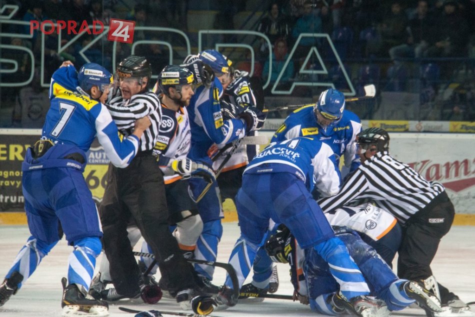Hokejisti sa v závere zápasu pobili. Padol rekord uložených trestov