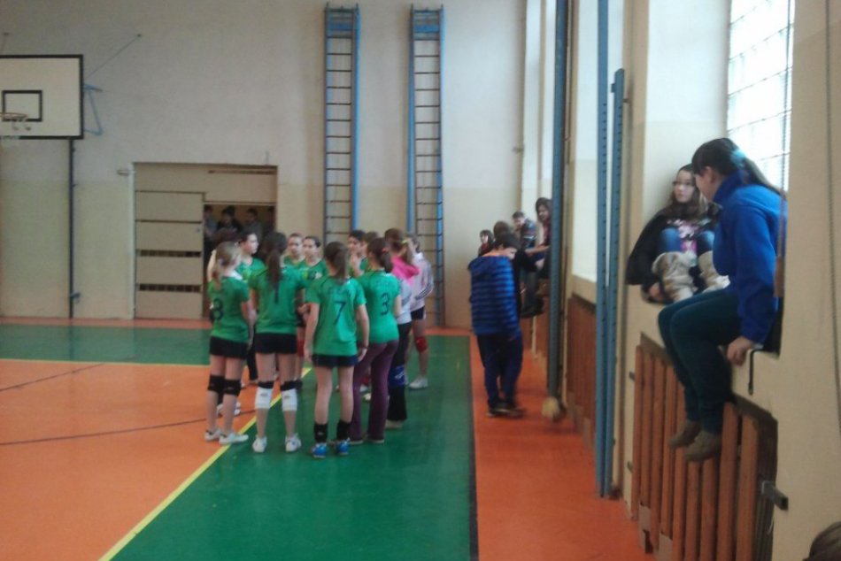 OBRAZOM: Obvodné kolo vo volejbale vyhrali baby z Pionierky