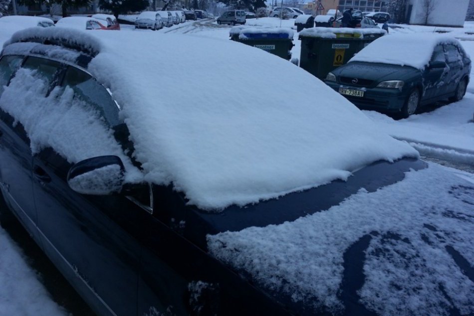 FOTO: Husté sneženie v Rožňave prinieslo člapkanicu