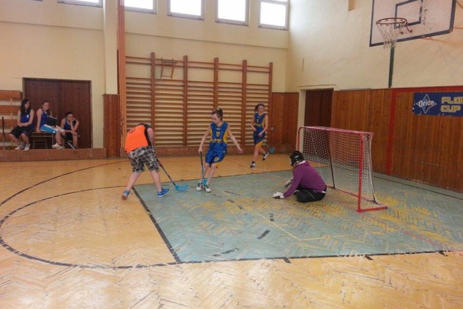 Florbalové kolá finišovali: Dnes zametali s hokejkami staršie žiačky