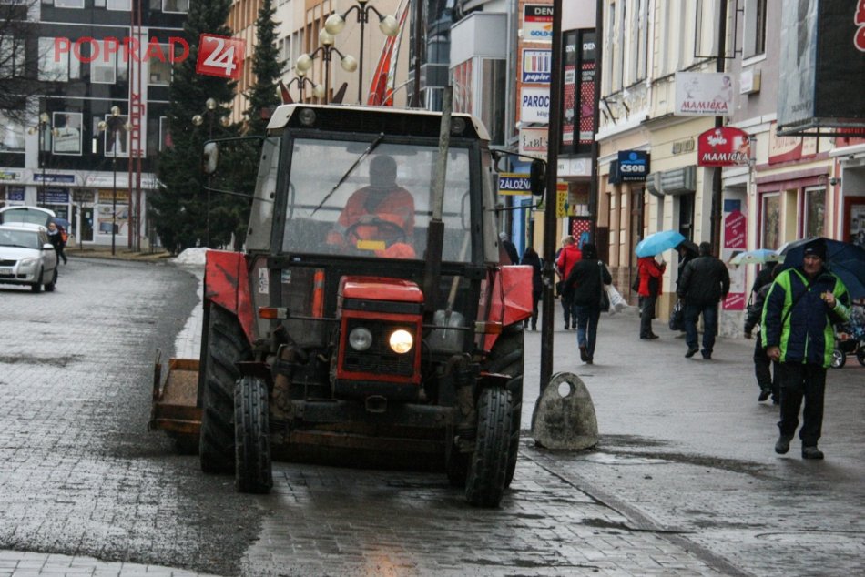 S jarným upratovaním začali aj cestári. Výtlky opravujú teplým asfaltom