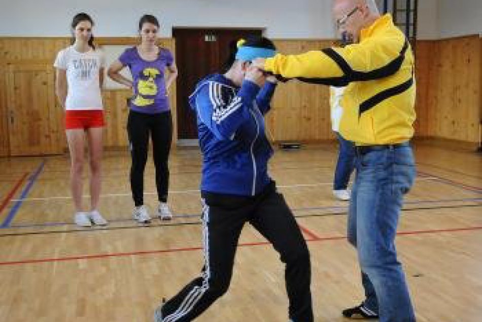 Mestskí policajti učili ženy sebaobranu. Kurzu sa zúčastnilo približne 20 žien