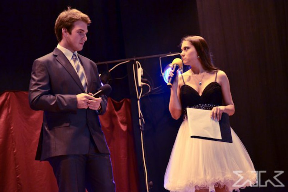 OBRAZOM: Dievčatá predviedli na Miss stredných škôl nádherné šaty, aj promenádu 