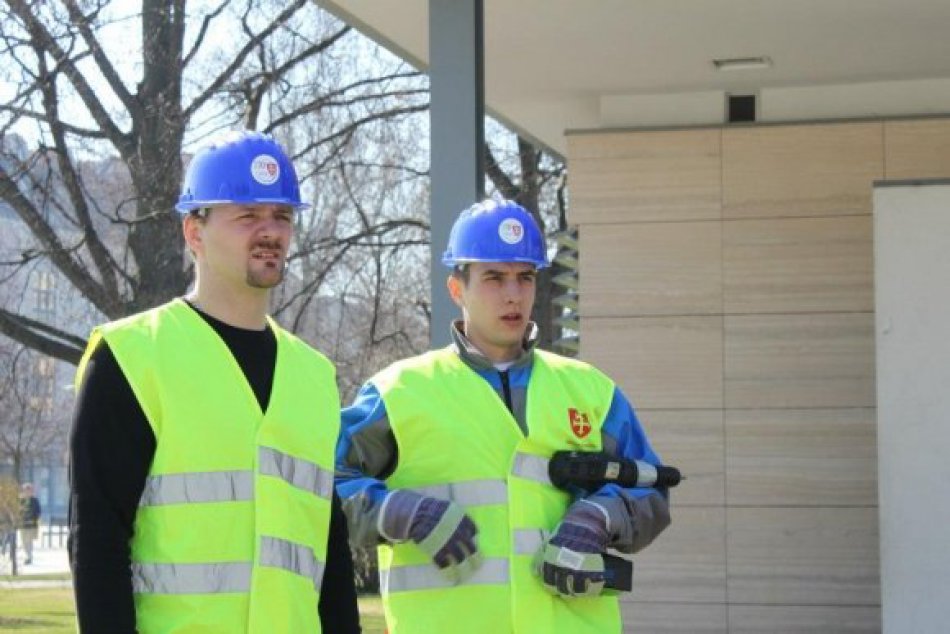 Majstri Slovenska s náradím v ruke: Hokejisti opravovali zničené pódium