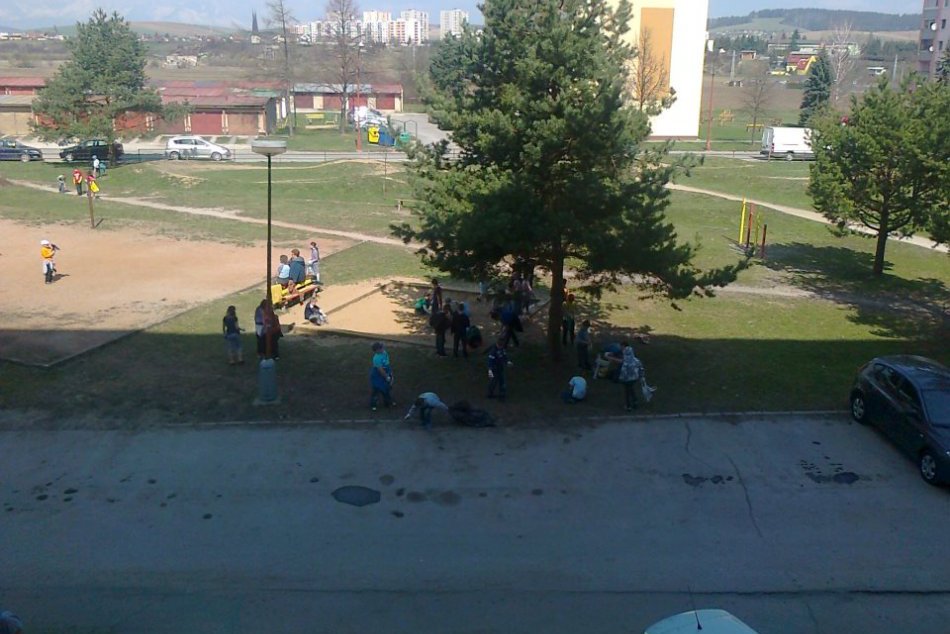 čistenie ihriska na sídlisku Mier 