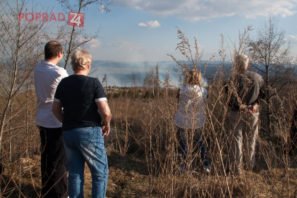 Požiar suchého porastu hasiči pomaly dostávajú pod kontrolu