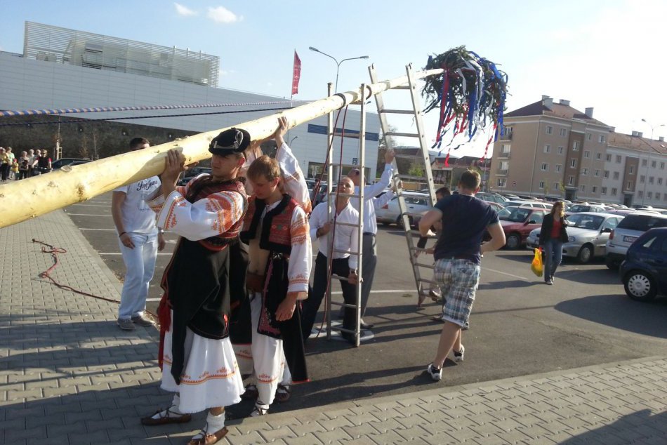 Máj vo Zvolene už stojí, postavil ho poslanec