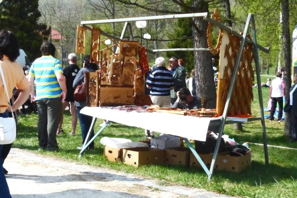 Máj už stojí aj v Tatrách. Prvomájové oslavy pritiahli do Tatranskej Lomnice i S