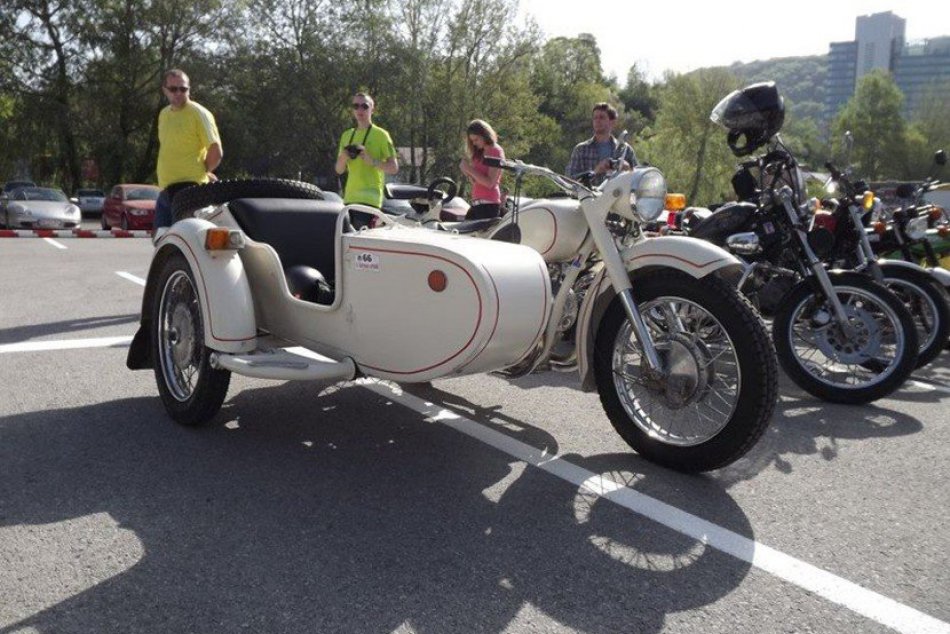 Veterani_BB_Stiavnicky_Parkovisko_motorky_motorka_stare auta
