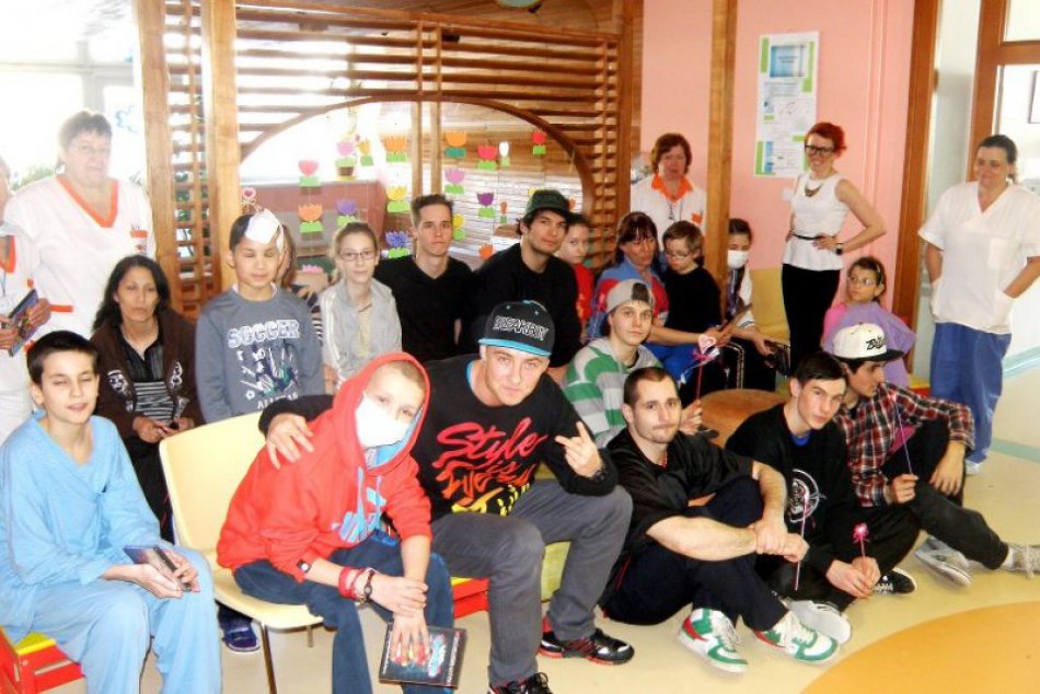 Tanec svetlom života: Deti v nemocnici posledné týždne bavili tanečníci, b-boyi 