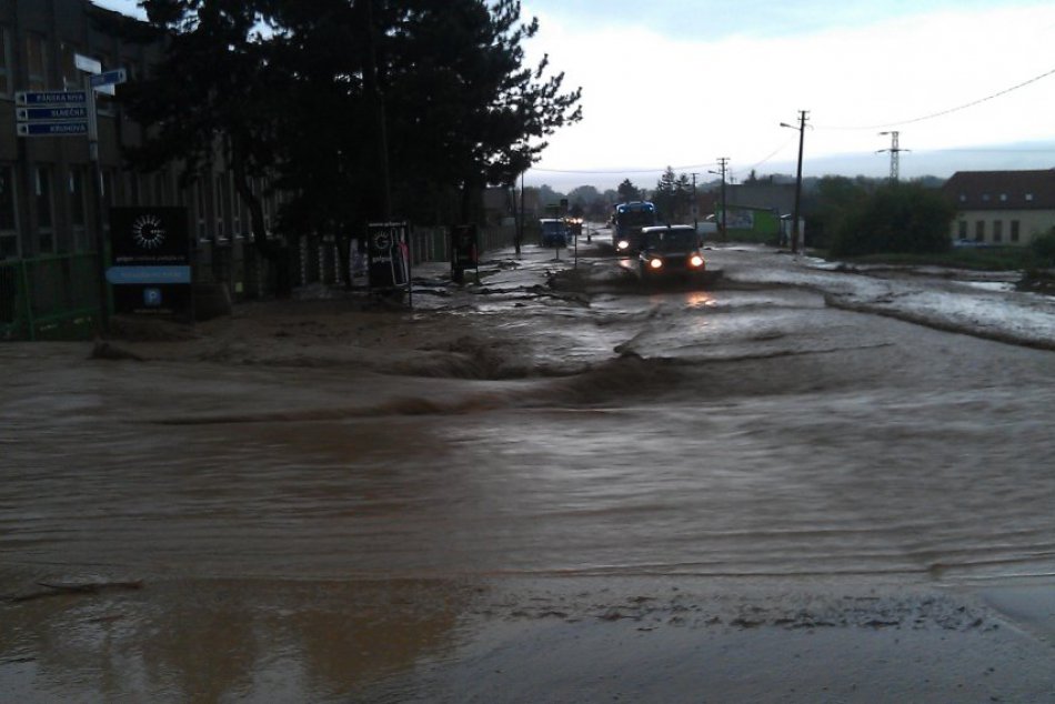 Silný dážď spôsobil v Hlohovci záplavy