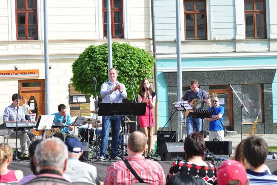 Prvy maj_namestie_bozky_laska_maj_zalubeni_Pas de pitie_hudba_srdce