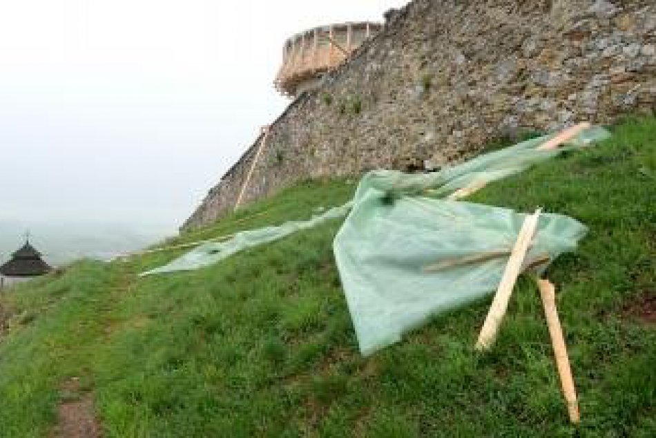 Vietor strhol časť zastrešenia na hrade Krásna Hôrka