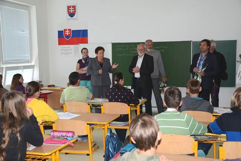 Vzácna návšteva rodáka vo Vikartovciach. Do obce zavítal profesor Miron Zelina