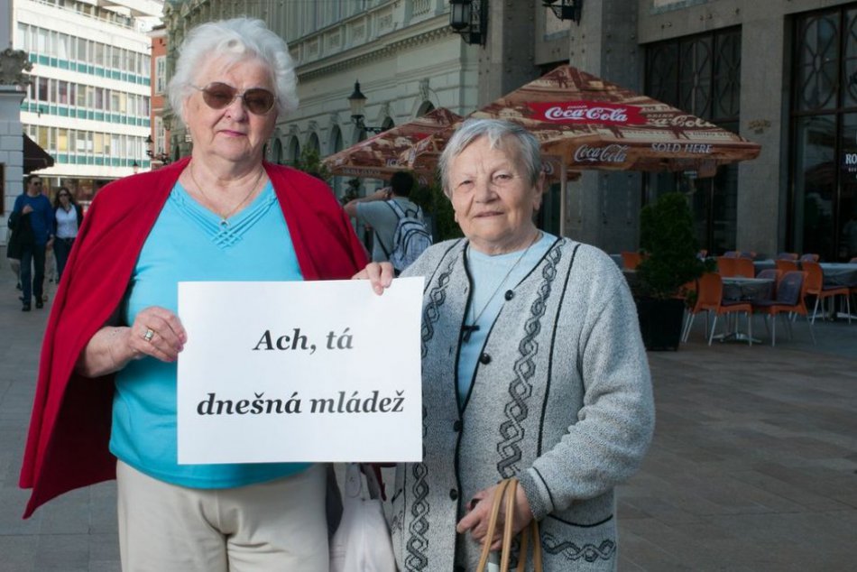 Dôchodcovia sa rozhodli vyjadriť k mladým ľudom netradičným spôsobom