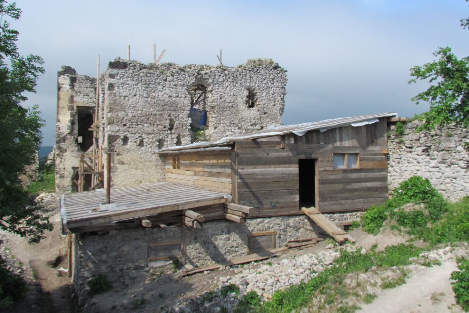 Viniansky hrad - obnova a spadnutý múr
