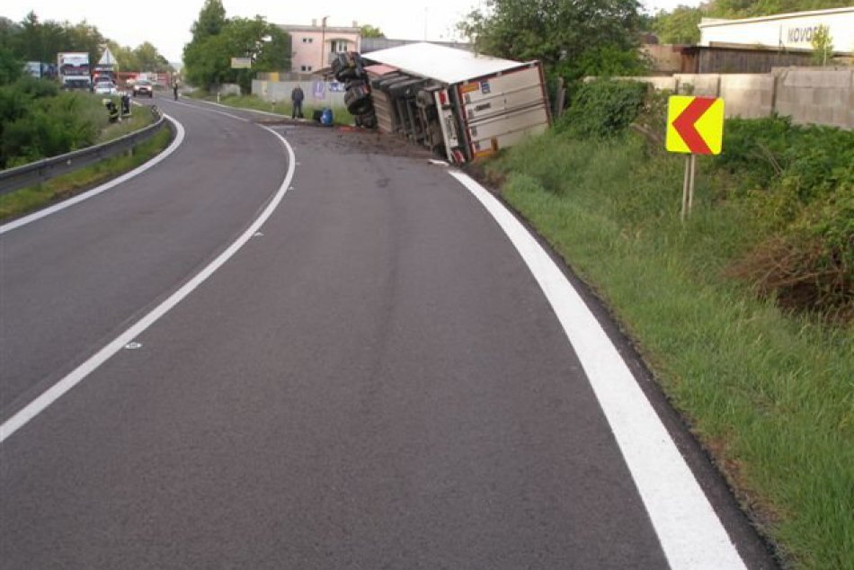 Kamión v priekope: Vzniknutá škoda je odhadovaná na 15 500 eur!