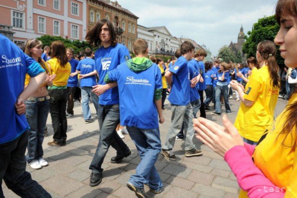 VIDEO: Štvorylka roztancovala námestia, mladí ľudia sa pokúšali prekonať Guiness
