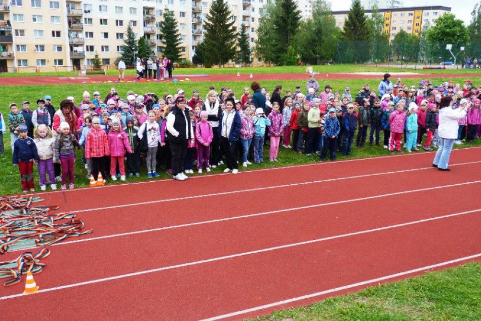 Zábavná gymnastika rozhýbala a rozveselila malých školákov